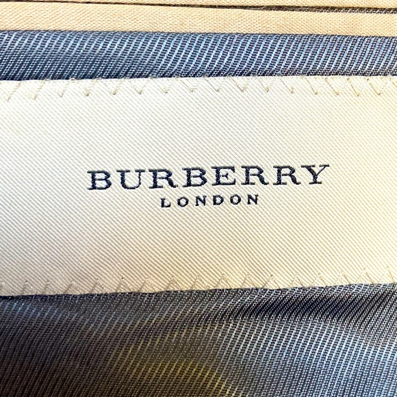 Burberry suit. Mens 42R 100% wool grey